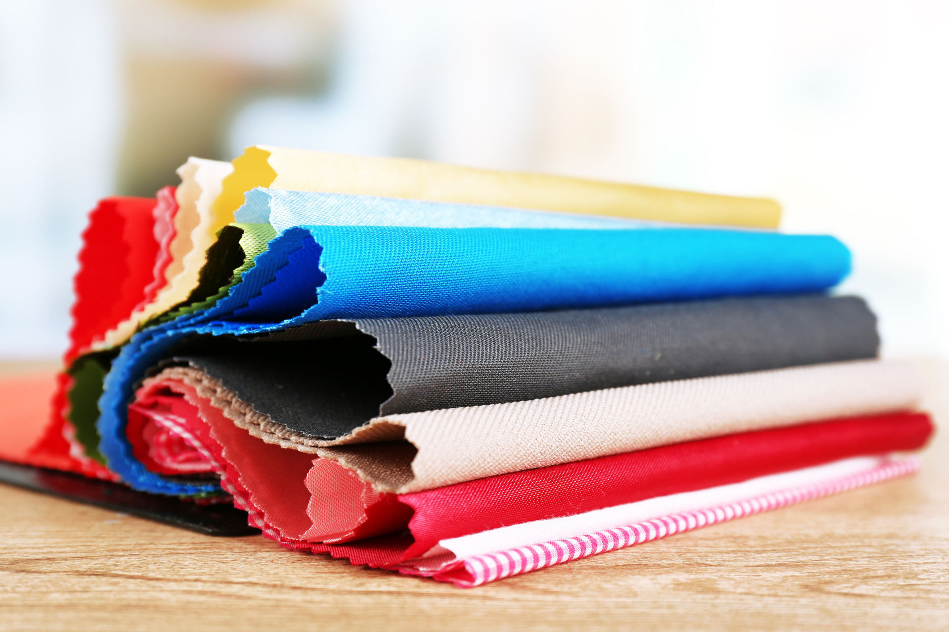 По составу все ткани делятся на натуральные, синтетические и смесовые.