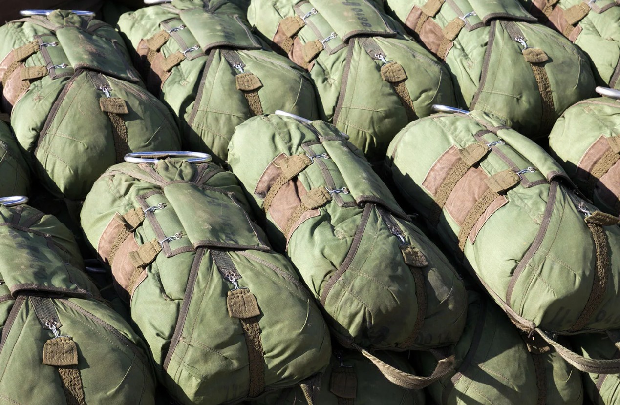 Армейский спальный мешок отличается от туристического компактностью, практичностью и легкостью