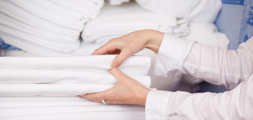 Отбеленные ткани используются для пошива медицинской одежды, полотенец, постельного белья, повседневной одежды. 