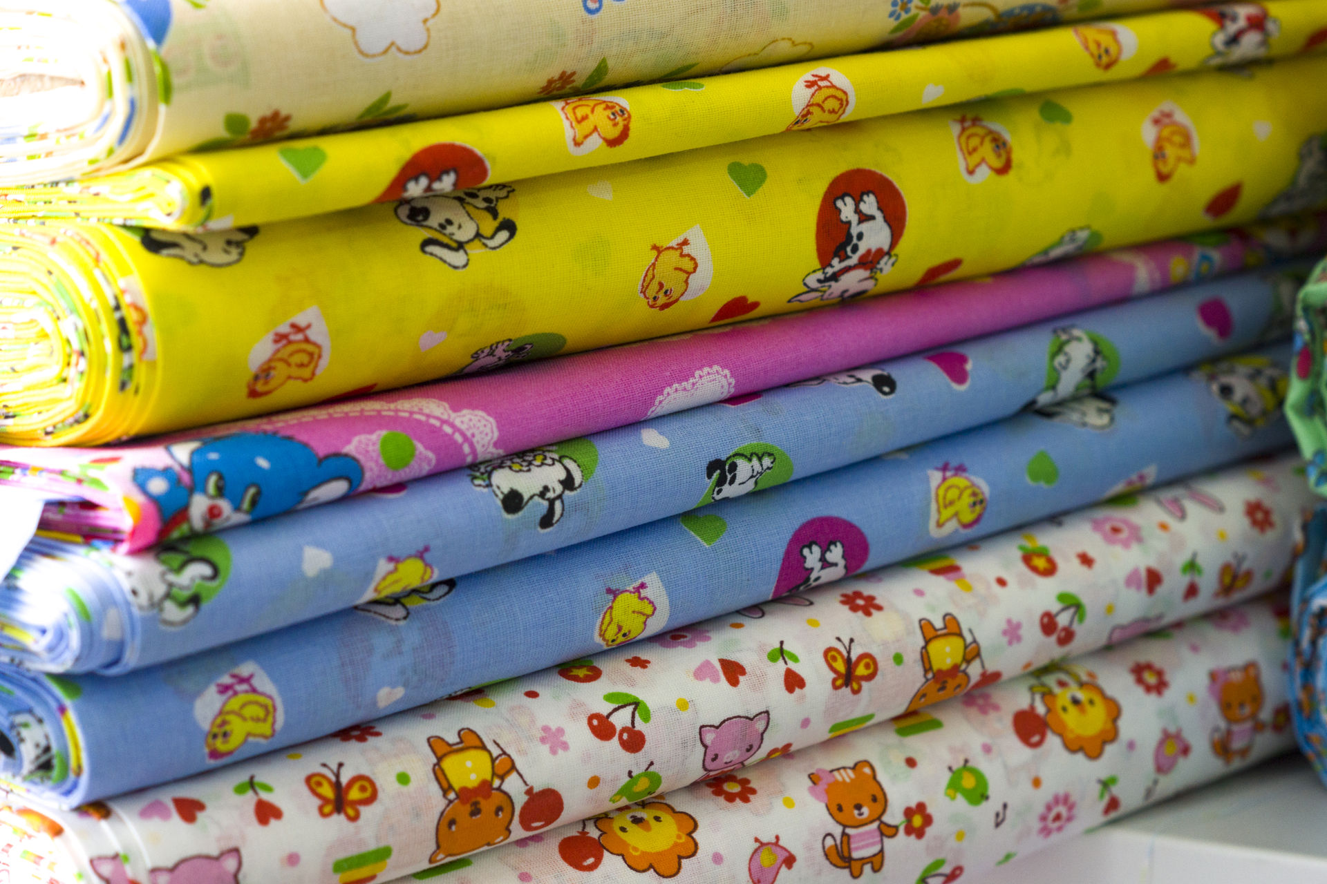 Основными видами тканей для детской одежды являются хлопковые и трикотажные.