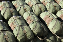 Армейский спальный мешок отличается от туристического компактностью, практичностью и легкостью